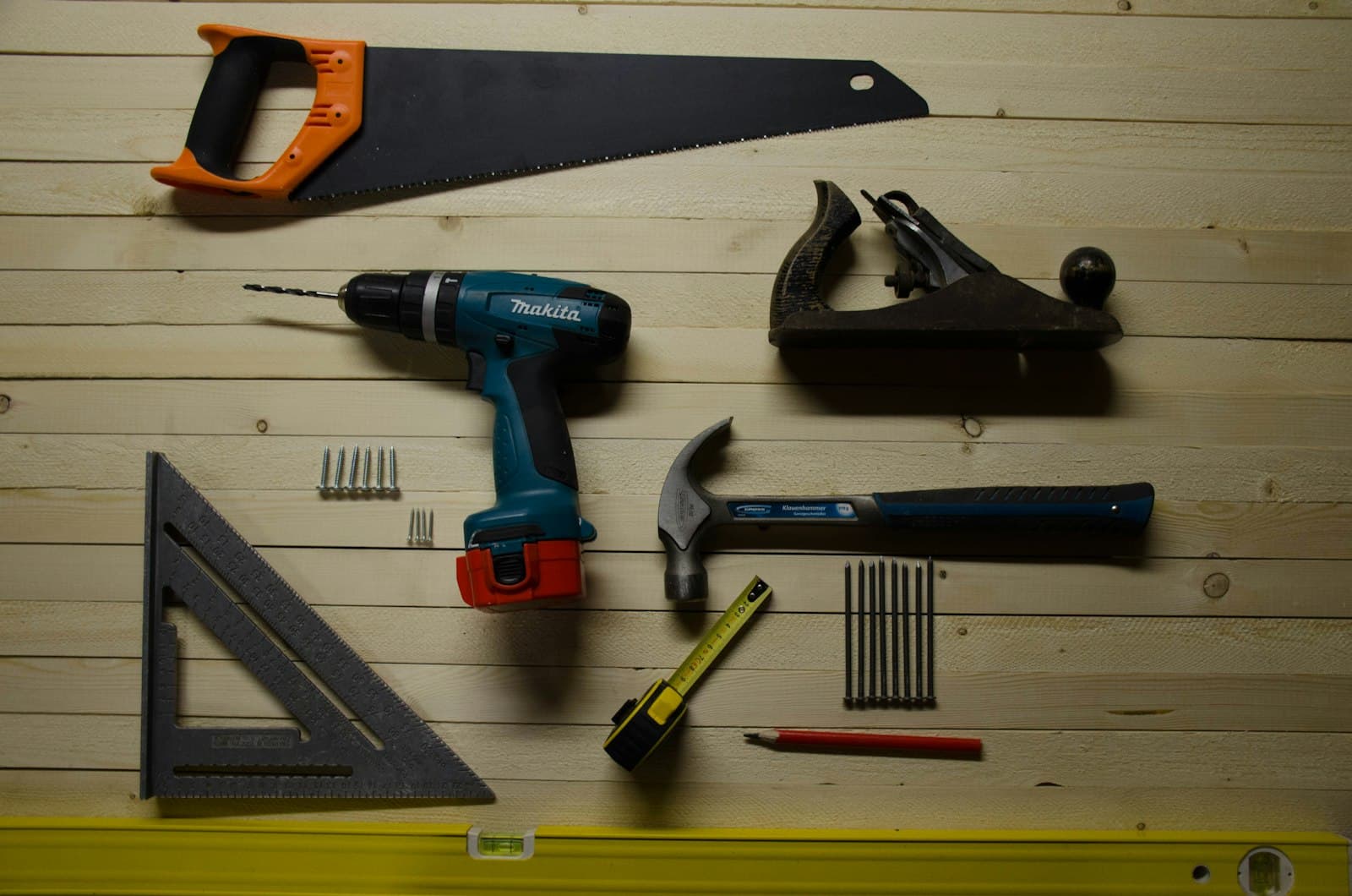 Outils de rénovation sur un établi